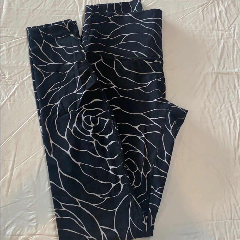 Black and white gorgeous leggings.